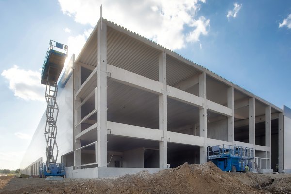 Výrobce kompaktních stavebních strojů Doosan Bobcat otevře novou skladovací halu na Berounsku