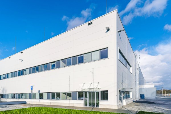 Společnost WACKER převzala dokončenou budovu nového výrobního areálu v Karlových Varech. Nabídne až 200 pracovních míst